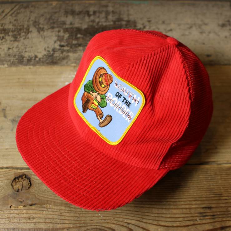 USA コーデュロイ メッシュ キャップ 帽子 SOUTH OF THE BORDER ワッペン 刺繍 レッド 赤 フリーサイズ 古着