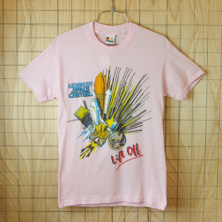 古着80sメンズUSA(アメリカ)製ピンクKENNEDY-SPACE-CENTERプリントTシャツ【SIGNAL】