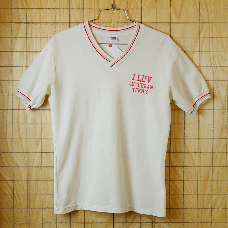 【Champion】バータグ50/50USA製古着70sビンテージLUTHERAN-TENNIS染み込みプリントVネックTシャツ【チャンピオン】